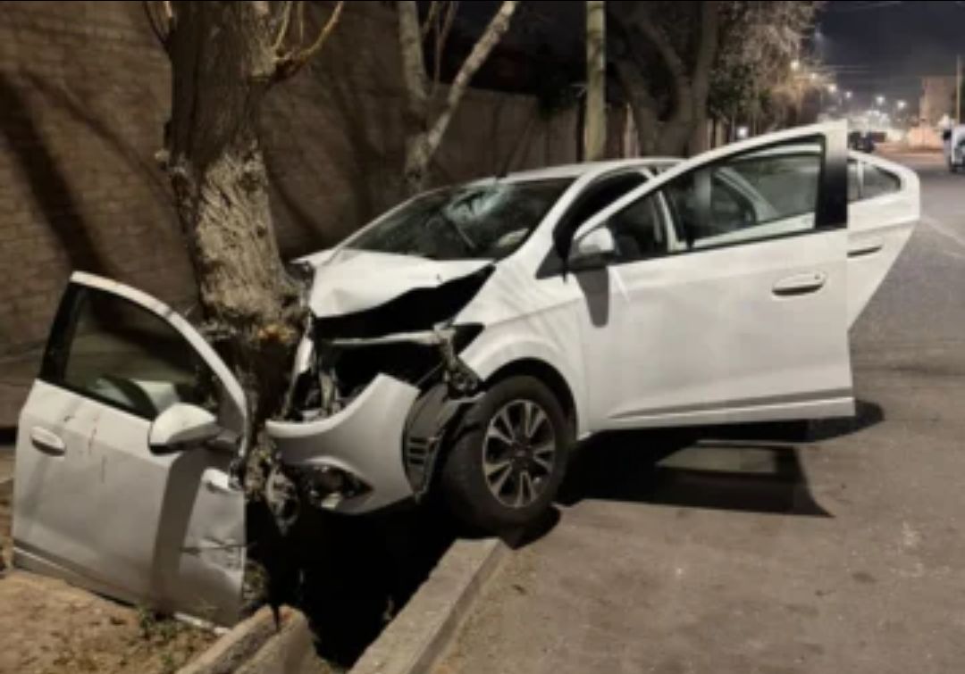 Noche fatal en Capital: en Capital: chocó, perdió el control y murió en el acto